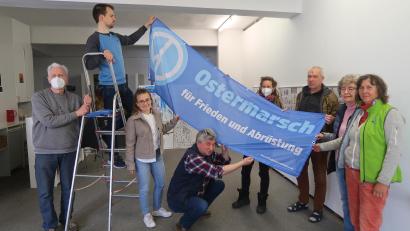 Bild: Kunz
Die Initiatoren und Organisatoren des Ostermarsches: (von links) Wolfgang Herzer, Pauls Zitzmann, Laura Sauer, Herbert Schmid, Karin Fichtner, Hans-Peter Pauckstadt-Künkler, Heidi Nickl und Renate Löw.