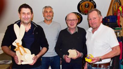 Bild: no
Die drei ersten Preise des Osterschießens bekamen (von links):Dieter Purrer, Hans Loos und Werner Gleißner vom Zweiten Schützenmeister Albert König überreicht.