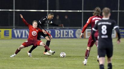 Archivbild: Hubert Ziegler
Die Mannschaft um Gebenbachs Kapitän Julian Ceesay (Zweiter von links) hat einen klaren Auftrag für das Heimspiel am Donnerstagabend gegen Bayern Hof: „Wir spielen voll auf Sieg“, sagt Trainer Kai Hempel als Zielsetzung vor.