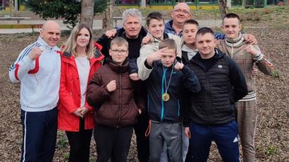 Bild: mzi
Das erfolgreiche Team des Boxclubs Amberg mit (von links) Trainer Ruslan Schönfeld, Betreuerin Alissa Herrmann, Valentin Wassiljew, Trainer Andreas Neiswirth, Dietrich Herrmann, Xaver Herrmann, Betreuer Alexander Propp, Michael Metzler, Trainer Eduard Herrmann und Eric Propp.