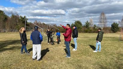Bild: sne
Die Hüttener haben konkrete Vorstellungen für einen Skaterpark. Am möglichen Standort am Fußballgelände der Concordia besprechen sie diese mit Stadtrat Timo Schön.