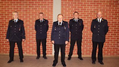 Bild: Feuerwehr Amberg/exb
Bei der Ehrung und Verabschiedung (von links): Stadtbrandrat Heinrich Scharf, Bernhard Strobl, Josef Lehmeier, Philipp Seegerer und Stadtbrandinspektor Christoph Bachmann.