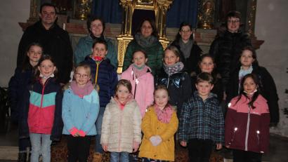 Bild: kro
Stolz präsentieren sich die „Kolping-Kids“ Bärnau mit Präses Pfarrer Konrad Amschl (links), Pastoralreferentin Maria Wagner (Zweite von links) und einigen Müttern, die bei den Gruppenstunden mithelfen.