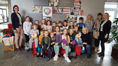 Bild: fpoz
Schulleiterin Johanna Reger (links) mit Elsa Frank (Zweite von links), der „Kinder-Übersetzerin“, im Hintergrund die Poppenreuther Kindergartenkinder, vorne die ukrainischen Kinder mit Natalija Messer, der Leiterin des Ganztags, sowie von rechts Tanja Mai von der IGW, Bianca Bayer, Piccolino-Elternbeiratsvorsitzende, und Alice Hübsch, Leiterin des Kinderhauses Piccolino.