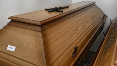 Archivbild: Petra Hartl
Im Landkreis Amberg-Sulzbach sind zwei weitere Personen im Zusammenhang mit dem Coroan-Virus gestorben. Das Bild zeigt den mit "infektiös" gekennzeichneten Sarg eines Corona-Toten im Sulzbach-Rosenberger Leichenhaus.