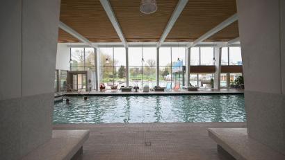 Symbolbild: Bernd Weißbrod/dpa
In Schwimmbädern könnte es bald merklich kühler werden.