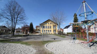 Bild: bjp
Für den Generationenspielplatz beim Haus der Vereine soll bald ein nächtliches Betretungsverbot gelten, während dessen das Gelände videoüberwacht werden könnte, um Vandalismus vorzubeugen.
