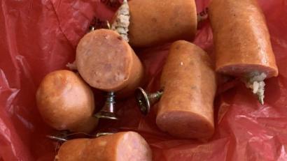 Bild: Julia Weigl/exb
Psychopathen? Tierhasser oder verärgerte Grundstücksbesitzer? Wer ist so gemein und verteilt mit Schrauben gespickte Wurststücke als Köder? Hunde sollen sich mit diesem beim Kümmersbrucker Haidweiher gefundenen Köder beim Schlucken die Speiseröhre aufschlitzen.