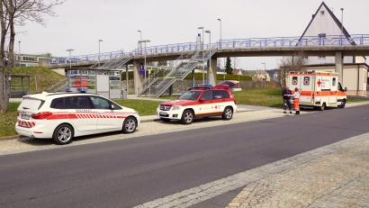 Bild: bkr
Notarzt, Krankenwagen und Helfer vor Ort kümmerten sich nach dem Sturz um das Kind.