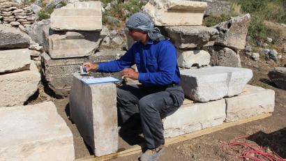 Bild: Belma Günal/exb
Ludwig Meiers Spezialgebiet ist die Erforschung von Inschriften. Bei einer Grabung in der Südtürkei entdeckte er 2014 Fragmenten des lateinischen Bündnisvertrages Kibyra.