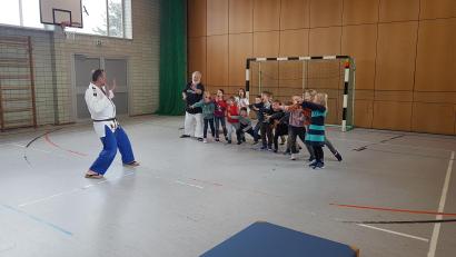 Bild: gi
„Das lasse ich mir nicht gefallen“, schrien die Mädchen und Buben beim Selbstbehauptungskurs ihren Trainern entgegen.