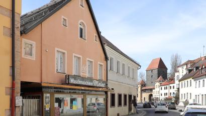 Bild: Wolfgang Steinbacher
Die Gebäude Ziegelgasse 17 (links, aus der Barockzeit) und 19 (aus dem Mittelalter) sind Bestandteil des Ensembles Altstadt Amberg. Deshalb kommt der Denkmalschutz ins Spiel, wenn hier ein Umbau erfolgen soll.