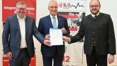 Bild: Susanne Schwab
Oberbürgermeister Michael Cerny (linsk) und Landrat Andreas Meier (rechts) bei der Übergabe des Vertrags an Bayerns Innenminister Joachim Herrmann.