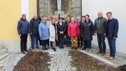 Bild: soj
Bild zeigt den neuen Pfarrgemeinderat zusammen mit Pfarrer Pater Anish George (hi.li) sowie den neuen Sprecher Sebastian Wolf (v.re.) und seine beiden Stellvertreter Josef Söllner und Daniela Würstl. Annemrie Wartinger und Hubert Becher junior sind nicht mit auf dem Bild.