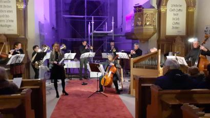 Bild: dob
Das Benefizkonzert für die anstehende Sanierung der Stadtkirche kam bei den Besuchern bestens an. Sie legten reichlich Geld in die Spendenkörbchen und spendeten langanhaltenden Applaus.