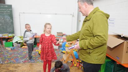 Bild: ige
Landrat Richard Reisinger verteilt Schokoladen-Osterhasen an die ukrainischen Kinder.in der Sulzbach-Rosenberger Notunterkunft für Geflüchtete.