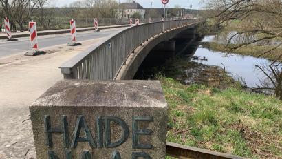 Bild: Gabi Schönberger
Die Brücke über die Haidenaab bei Mantel muss erneuert werden. Die Bauarbeiten beginnen nach Ostern. Dann werden zunächst die Fundamente für eine Behelfsbrücke errichtet, über die der Verkehr dann ab Sommer geleitet wird.