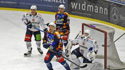 Archivbild: Gebert
Dominik Piskor (Zweiter von rechts, Szene aus einem Heimspiel gegen die Hannover Indians) wird künftig nicht mehr das Trikot der Blue Devils tragen.