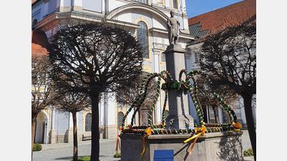 Bild: hmr
In Waldsassen ist der österlich geschmückte Diepold-Brunnen am Johannisplatz mit der Stiftsbasilika im Hintergrund ein attraktives Fotomotiv.