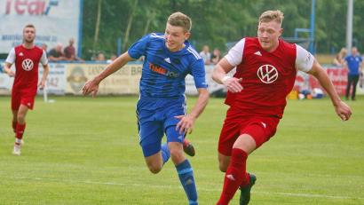 Bild: war
Das Hinspiel gegen die SpVgg Vohenstrauß gewannen Max Herrmann (links) und der SV Etzenricht deutlich mit 5:1.