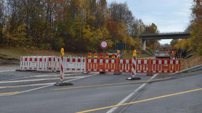 Bild: Benkhardt
Die Brücke über die B 299 zwischen Erbendorf und dem Hessenreuther Wald (im Hintergrund) wird nun abgerissen und neu gebaut.