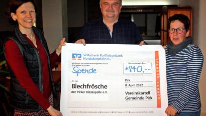 Bild: zer
Vereinskartell-Vorsitzender Thomas Klier (Mitte) überreicht 840 Euro an Kerstin Kiener (links) und Heike Schieder (rechts) für die "Blechfrösche".