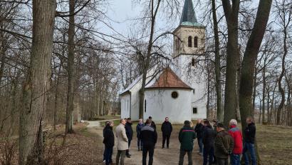 Bild: sne
Der Bauausschuss sah sich das Gelände um die Annabergkirche an, das als möglicher Standort des Urnenwaldfriedhof dienen könnte.