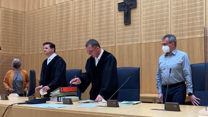 Bild: ca
Vorsitzender Richter Peter Werner (Zweiter von rechts) kurz vor der Urteilsverkündung. Links neben ihm Richter Matthias Bauer, links und rechts die Schöffen.