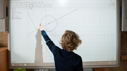 Symbolbild: Daniel Reinhardt/dpa
Die Grund- und Mittelschule Pressath ist ab kommender Woche mit Smartboards ausgestattet.
