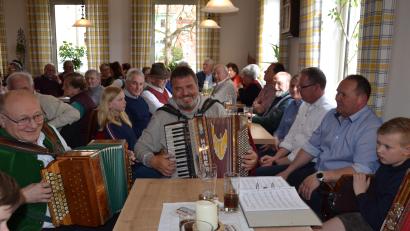 Bild: gi
Beim Musikanten-Treffen im Landgasthaus „Zum Goldenen Löwen“ in Moosbach erklangen lustige Lieder aus Bayern, Böhmen und Südtirol.