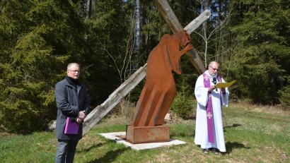Bild: jr
Die kirchliche Segnung des Kreuzes nahm Pater Benedikt Leitmayr (rechts) vor, mit dabei war auch Bürgermeister Max Bindl.