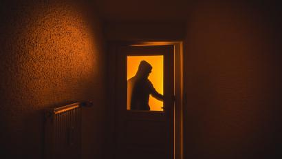 Bild: Nicolas Armer/dpa
Die Tür einer Arztpraxis hielt dem Einbrecher stand.