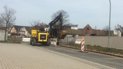 Bild: sei
Im Haushalt steht die Erneuerung des Gehwegs beim Friedhof. Diese Maßnahme führt die Baufirma Kraus bereits durch. Wie Bürgermeister Richard Kammerer erlärt, war der Gehsteig in schlechtem Zustand. Vor allem ältere Personen mit Rollator seien darauf unterwegs, deshalb sei die Maßnahme gleich im Frühling eingeplant worden.
