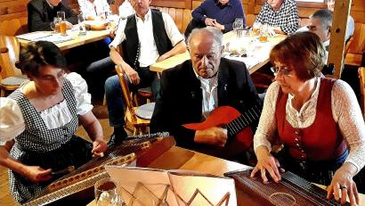 Bild: R. Kreuzer
Auf der Zither, am Hackbrett und mit der Gitarre spielten die Mitglieder der Wernberger Stubnmusik auf.