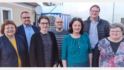 Bild: khg
Der neue Vorstand des BLLV-Kreisverbands Vilseck mit den Verbandsvertretern (von links): Bezirkspersonalratsvorsitzende Elisabeth Graßler, BLLV-Bezirksvorsitzender Manuel Sennert, Isabella Geiger, Karl Heinz Grollmisch, Vorsitzende Edith Ruppert-Groher, Peter Großmann und Anna Metz.