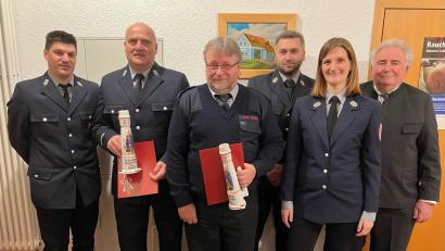 Bild: Feuerwehr Rosall/exb
Langjährige Mitglieder der Feuerwehr Rosall wurden bei der Jahreshauptversammlung geehrt. Im Bild (von links): Zweiter Vorsitzender Jürgen Hopf, Josef Müller (40 Jahre), Wolfgang Amschl (25 Jahre), Zweiter Kommandant Martin Müller, Vorsitzende Sandra Müller, und Zweiter Bürgermeister Peter Gold.