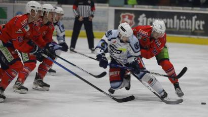 Bild: Florian Petrow
Match vier im Play-off-Viertelfinale zwischen den Hannover Indians und den Blue Devils Weiden. Die Blue Devils unterlagen 2:3 in der zweiten Verlängerung. Hier kämpfen der Weidener Dennis Palka (weißes Trikot) und Joe Kiss um die Scheibe.