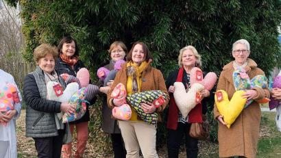 Bild: Klinikum/Uschold/exb
Elfriede Auer (Mitte) näht seit elf Jahren Herzkissen für die Brustkrebspatienten des Klinikums St. Marien Amberg
