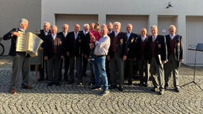 Bild: Gleißner/exb
Der Männergesangverein Bärnau gratulierte Anton Gleißner zum 75. Geburtstag. Im Bild (Mitte) der Jubilar mit Enkelin Lina und die Mitglieder des Gesangvereins.