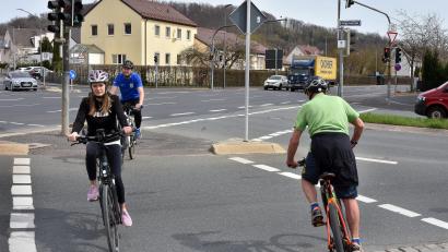 Bild: Stephan Huber
An der Meisterkreuzung in Sulzbach-Rosenberg herrscht reger Radverkehr - doch leider nicht flüssig: Die Grünphase für Radler ist nicht synchronisiert, sie müssen auf der Verkehrsinsel in der Mitte warten. Kommen mehrere Radler zusammen, wird es dort schnell eng.