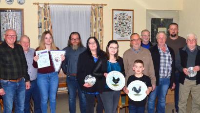 Bild: fjo
Bei der Kür der neuen Kreismeister zeichnet Ewald Zetzl (links) bei den Kleintierzüchtern im Landkreis Neustadt/WN eine düstere Prognose. Beim Nachwuchs holt Emilio Joel Sauer (vorne) Titel und Prämie zugleich.