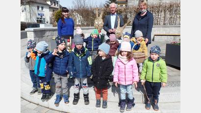 Bild: br
Die Erzieherinnen Milena König (links) und Monika König (rechts) trafen mit den Buben und Mädchen des Kinderhauses Sankt Josef beim Osterhasen-Ehepaar Bürgermeister Peter König (Bildmitte).