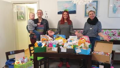 Bild: jzk
Jessika Wöhrl-Neuber mit Renate Pressler (rechts) und Simone Gleixner (links mit Sohn Korbinian) präsentieren die Osternester im Familienzentrum Mittendrin.