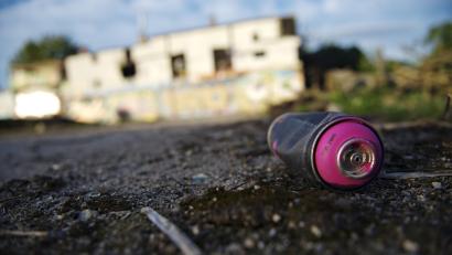 Bild: Emily Wabitsch
Die Fassade eines Wohnhauses in Weiden wurde beschmiert.