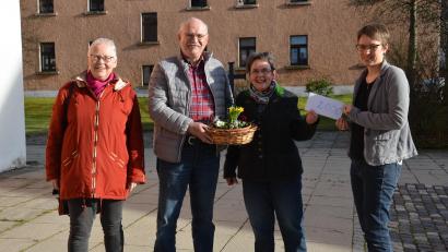Bild: dob
Flohmarkthändlerin Christa Wildenauer (Zweite von rechts) brachte ein prall gefülltes Osternest in der Evangelischen Kirchengemeinde vorbei. Pfarrerin Carmen Riebl (rechts), Vertrauensfrau Ulrike Kießling und Kirchenpfleger Hermann Bibel (von links) nahmen die Spende gerne an.