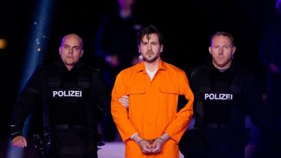 Bild: Rolf Vennenbernd/dpa
Sänger Alexander Klaws steht als Jesus bei RTL-Oster-Produktion "Die Passion" auf dem Essener Burgplatz auf der Bühne.