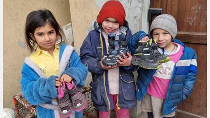 Bild: exb
Bei der Ausgabe der Schuhe an Kinder in Târgu Mureș, Rumänien war die Freude riesengroß.