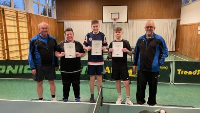 Bild: dob
Abteilungsleiter Alfred Arnold (links) und Trainer Alois Friedl mit den drei Erstplatzierten (von links) Luca Fischer, Daniel Wittmann und Pascal Kranz.