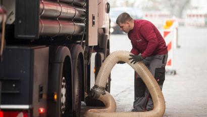 Bild: Deutsches Pelletinstitut
Hier werden Pellets vom Lastwagen mit Luftdruck in das Lager eingeblasen. Viele Hausbesitzer überlegen gerade, ob und wie sie ihre Heizung umrüsten.
