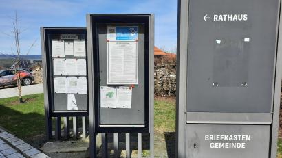 Bild: bey
Wo werden am besten die Aushänge platziert, die für die Bürger Parksteins wichtig sind? Ein Thema, das in der Marktratssitzung angesprochen wurde.